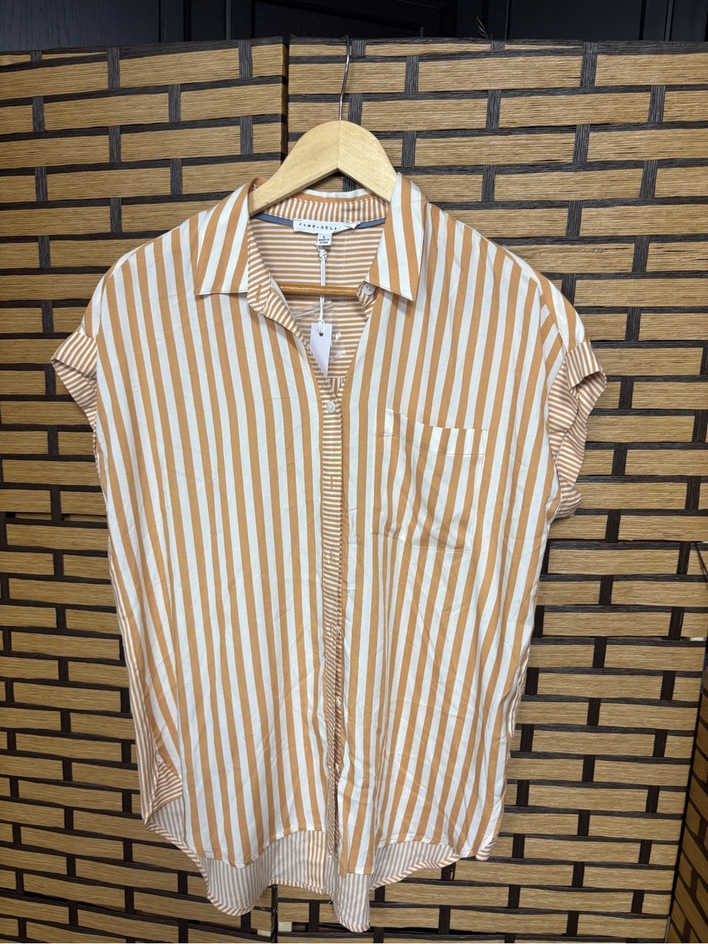 Jane & Delancey tan and white stripe short sleeve button down shirt size small